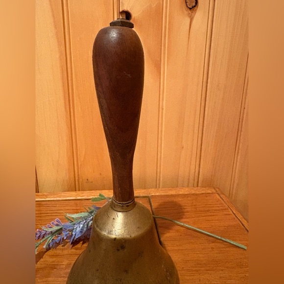 Antique brass school bell with a wooden handle vintage - Picture 5 of 10